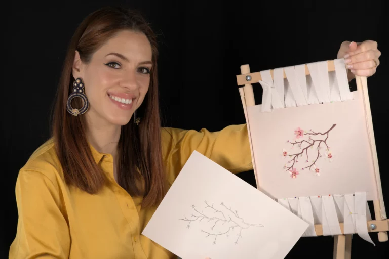 Laura S. Urbina presenta un diseño de bordado y un bastidor de bordado con flores de cerezo, presentando los videotutoriales de bordado de Alta Costura.