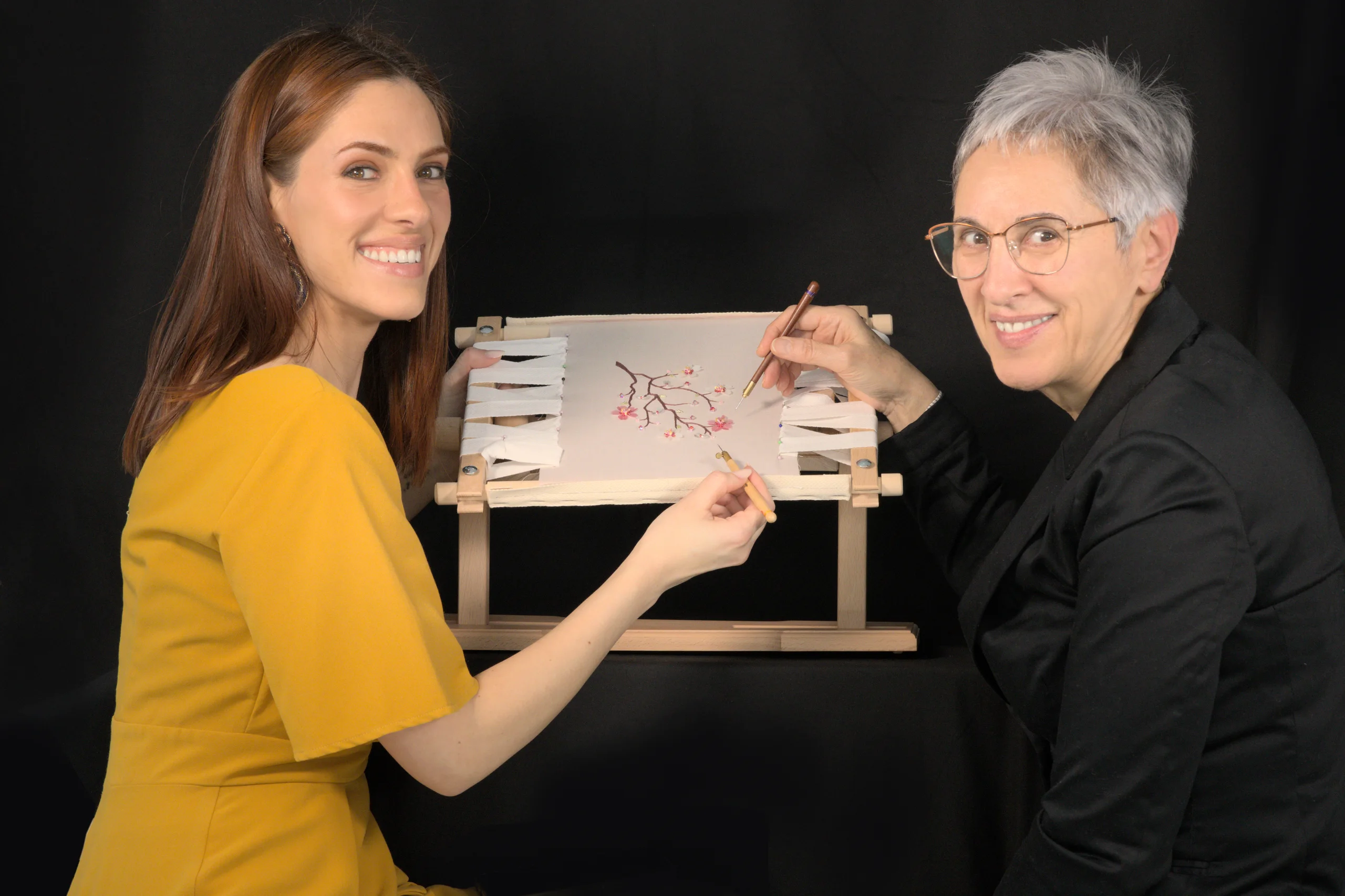 Laura S. Urbina, enseignante en broderie, montre les techniques au crochet de Lunéville à une étudiante lors d'un stage présentiel de broderie Haute Couture.