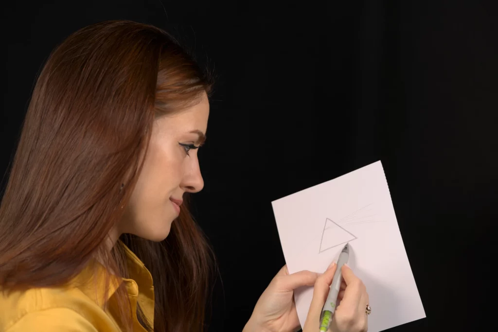 Esquisse à main levée d'un motif de broderie, soigneusement proportionné en utilisant le nombre d'or pour l'équilibre et l'harmonie.