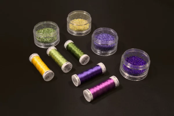 Kit de bordado de Alta Costura con hilos, abalorios, lentejuelas, cristales y organza de seda preimpresa para un proyecto de bordado.