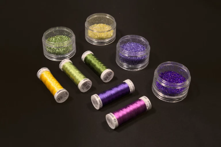 Kit de broderie Haute Couture avec des fils, des perles, des paillettes, des cristaux et de l'organza de soie pré-imprimée pour votre projet de broderie.