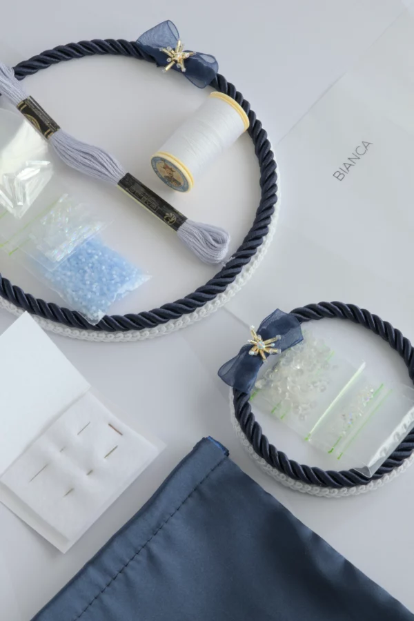 Kit de bordado Bianca con cristales brillantes, abalorios e hilos para bordar un copo de nieve a mano.