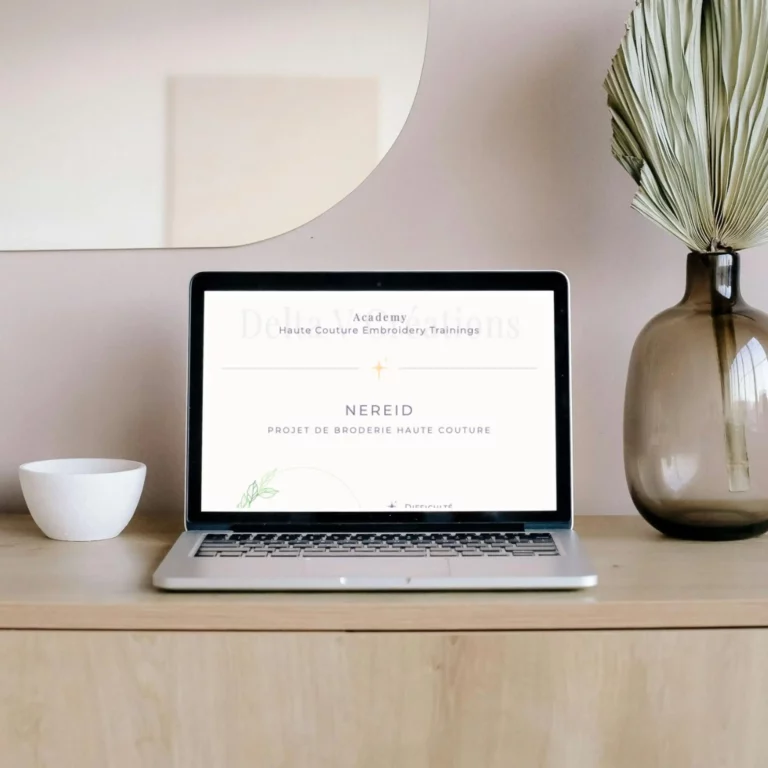 Guía descargable paso a paso en PDF para aprender el bordado de Alta Costura. Explicaciones claras para empezar a aprender mientras esperas a que lleguen tus materiales.