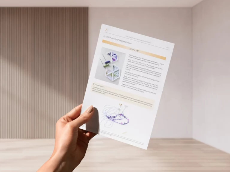 L'étudiante suit pas à pas les instructions de broderie Haute Couture sur un écran d'ordinateur, avec des images détaillées pour faciliter l'apprentissage.