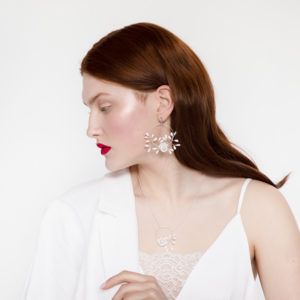 Pendientes Chiara bordados con perlas, cristales Swarovski, trenza soutache y porcelana