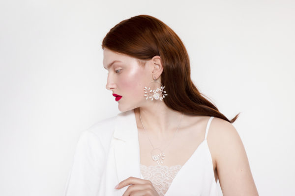 Pendientes Chiara bordados con perlas, cristales Swarovski, trenza soutache y porcelana