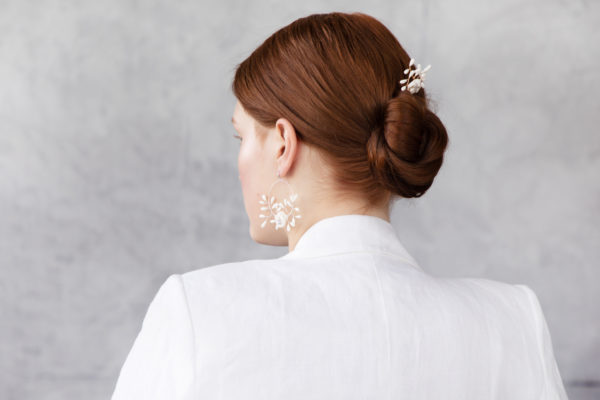 Horquilla Kate bordada con perlas, perlas de Swarovski, porcelana y trenza soutache
