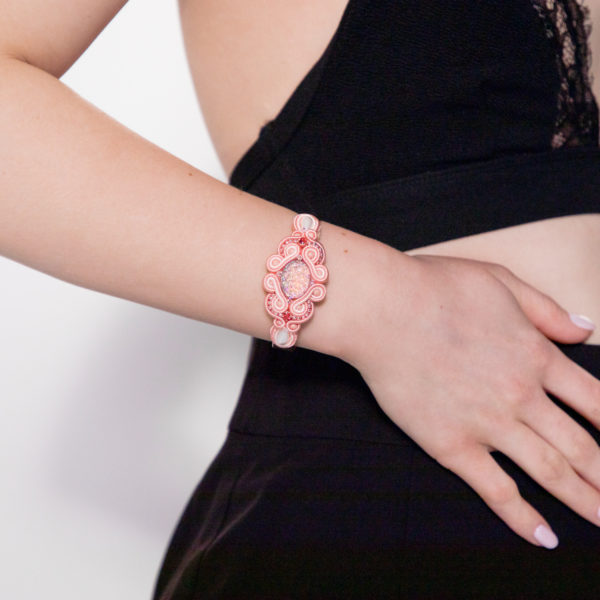 Bracelet rigide femme Josephine brodé avec des perles, cristaux Swarovski et tresse soutache