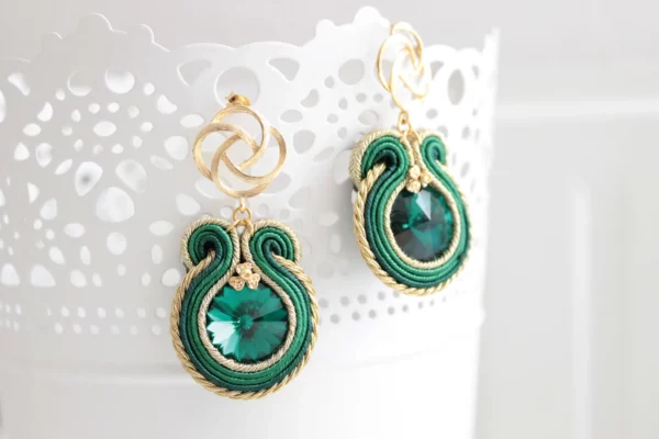 Boucles d'oreilles Gabrielle brodés avec des cristaux Swarovski et tresse soutache