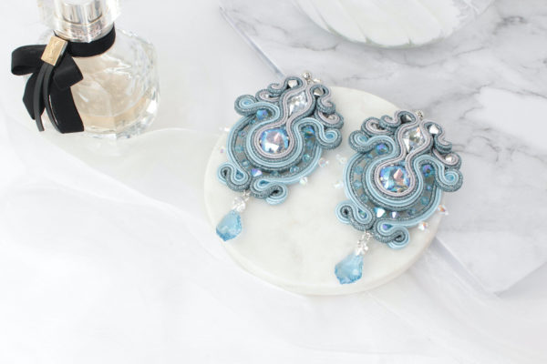 Boucles d'oreilles Amira brodées avec des perles, cristaux Swarovski et tresse soutache