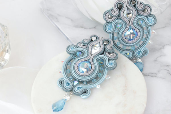 Boucles d'oreilles Amira brodées avec des perles, cristaux Swarovski et tresse soutache
