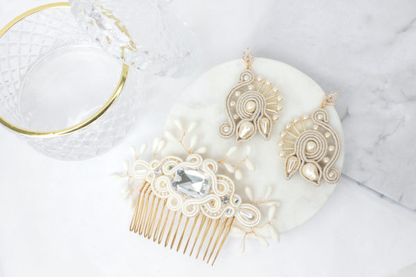 Peigne à cheveux Antoinette brodée avec des perles, cristaux Swarovski, porcelaine et tresse soutache