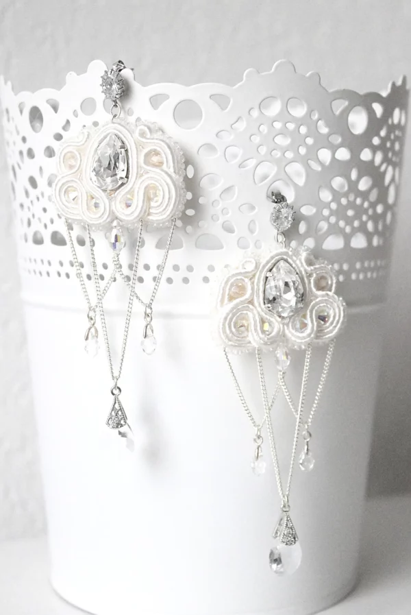 Boucles d'oreilles Bellatrix brodées avec des cristaux Swarovski et tresse soutache