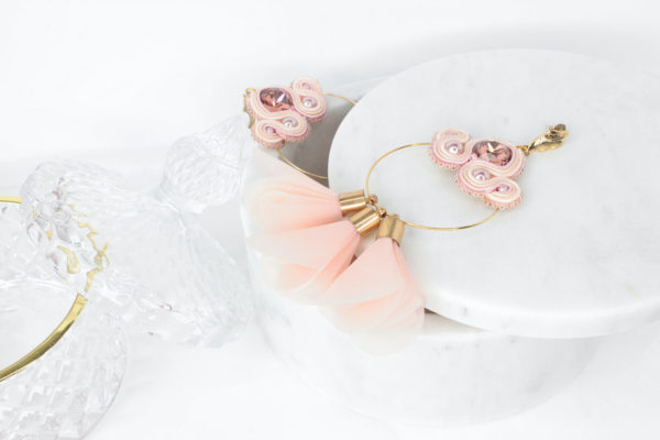 Pendientes de chantal bordados con perlas, cristales de Swarovski y trenza soutache