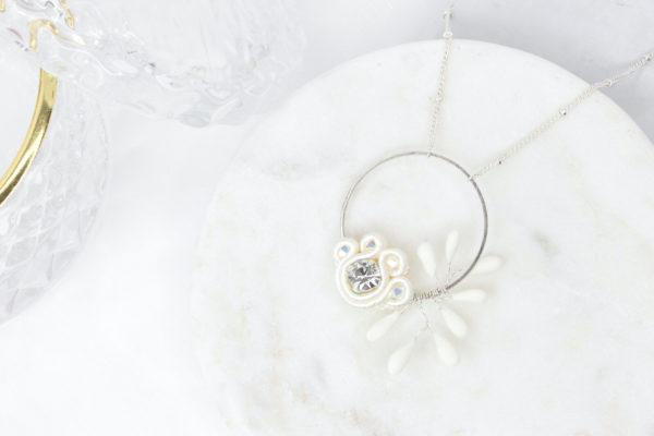 Collana Chiara ricamata con perle, cristalli Swarovski, treccia soutache e porcellana