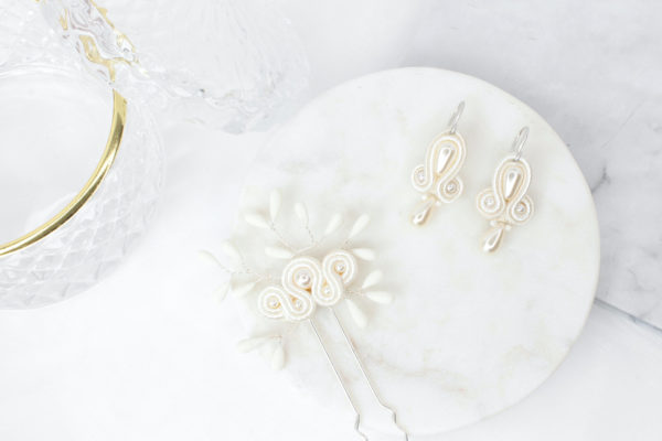 Horquilla Kate bordada con perlas, cristales de Swarovski, porcelana y trenza soutache