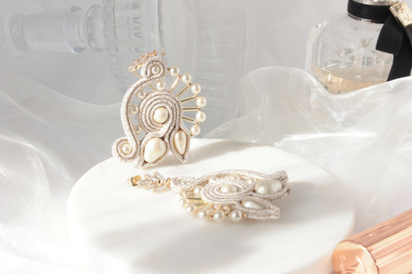 Boucles d'oreilles Gisele brodées avec des perles et tresse soutache