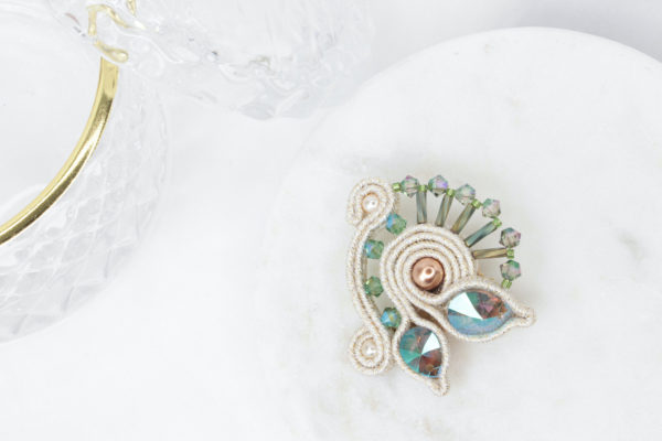 Broche Gisele brodée avec des perles, cristaux Swarovski et tresse soutache