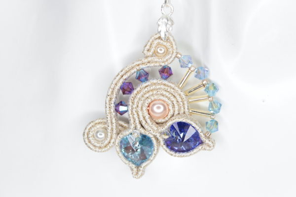 Pendentif Gisele brodée avec des perles, cristaux Swarovski et tresse soutache