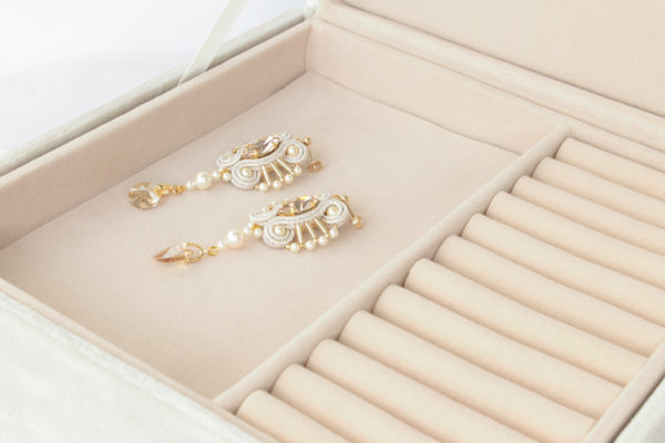 Pendientes Giulia bordados con perlas, cristales Swarovski y trenza soutache