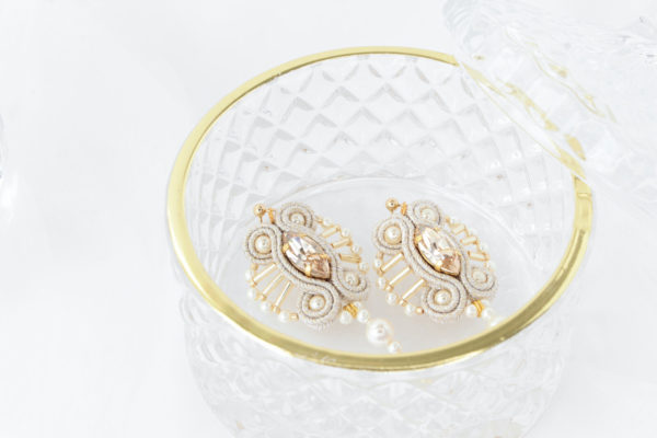 Pendientes Giulia bordados con perlas, cristales Swarovski y trenza soutache