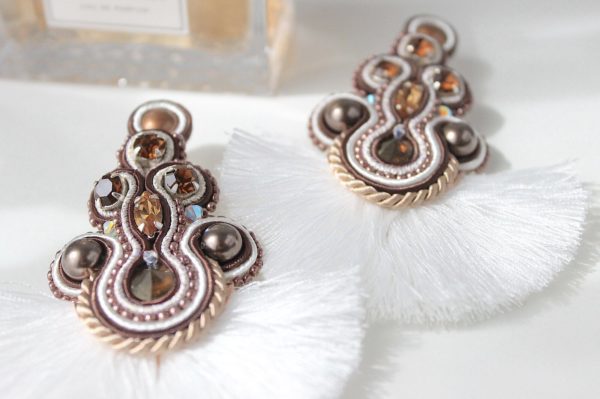 Pendientes Haizea bordados con perlas, cristales de Swarovski, trenza soutache y pompones de abanico
