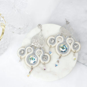 Pendientes de jazmín bordados con perlas, cristales de Swarovski y trenza soutache