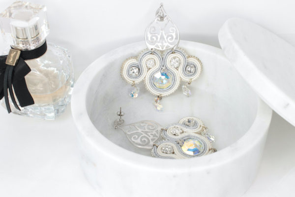 Boucles d'oreilles Jasmine brodées avec des perles, cristaux Swarovski et tresse soutache