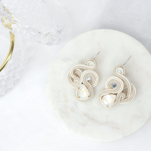 Boucles d'oreilles Vega brodées avec des cristaux Swarovski et tresse soutache