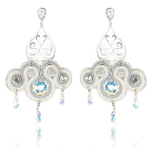 Boucles d'oreilles Jasmine brodées avec des perles, cristaux Swarovski et tresse soutache