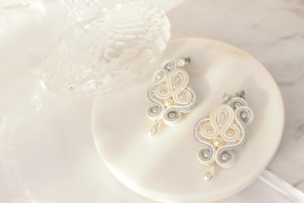 Hand-embroidered Arielle earrings with pearls and soutache braid.