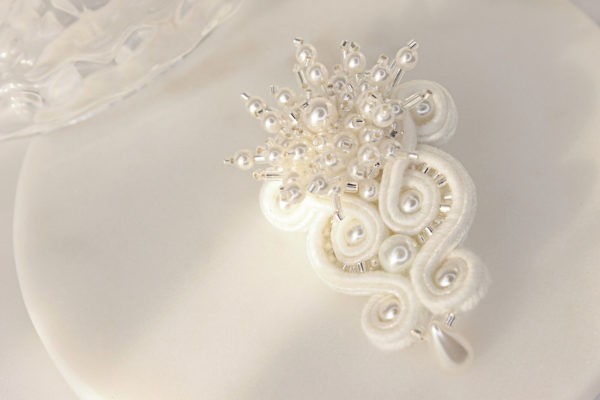 Hand-embroidered Marlene brooch with pearls and soutache braid.