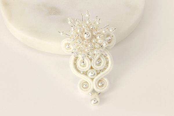 Hand-embroidered Marlene brooch with pearls and soutache braid.