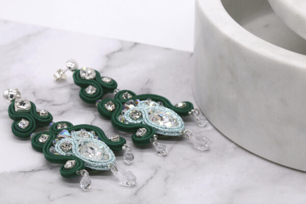 Imagen del producto de los aretes Meghan de esmeralda y turquesa