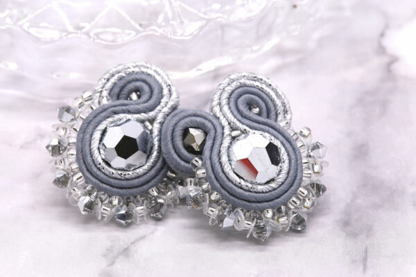 Pendientes Olivia bordados con perlas, cristales de Swarovski y trenza