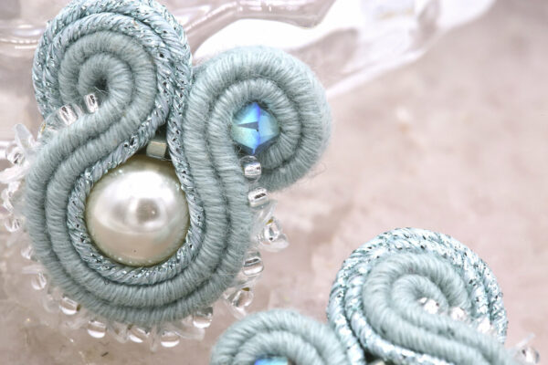 Boucles d'oreilles Olivia brodées avec des perles, cristaux Swarovski et tresse soutache