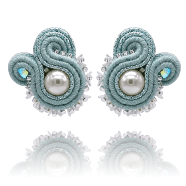 Boucles d'oreilles Olivia brodées avec des perles, cristaux Swarovski et tresse soutache