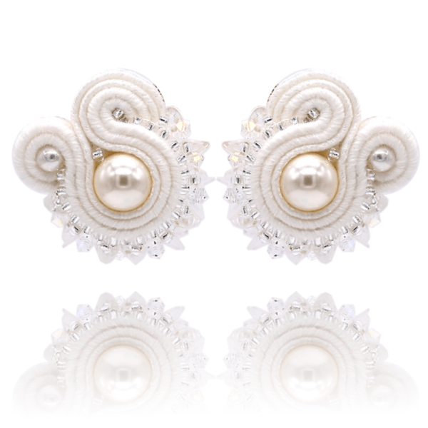 Pendientes Olivia bordados con perlas, cristales de Swarovski y trenza