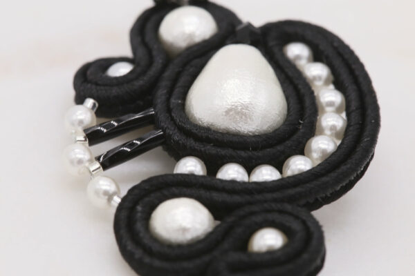 Collier Alessandra blanc et noir brodé avec des perles