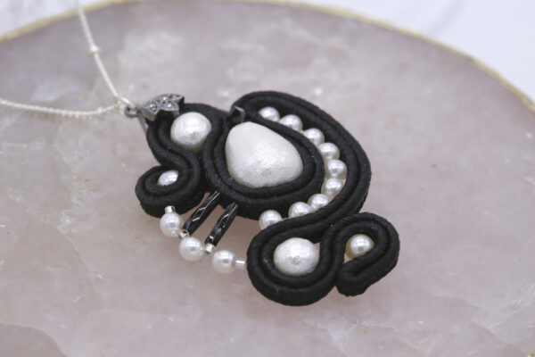 Collier Alessandra blanc et noir brodé avec des perles
