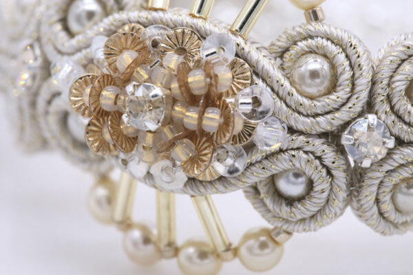 Pulsera bordada a mano con perlas, lentejuelas sol, cristales de Swarovski y trenza soutache.