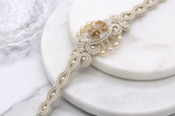 Pulsera dorada bordada con perlas, lentejuelas sol, cristales de Swarovski y soutache.