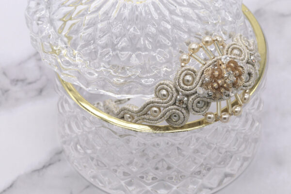Pulsera dorada bordada con perlas, lentejuelas sol, cristales de Swarovski y soutache.