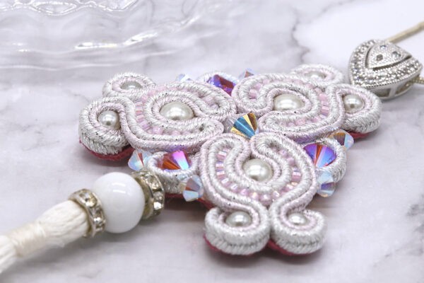 Pendentif Lily brodée avec des perles, cristaux Swarovski et tresse soutache