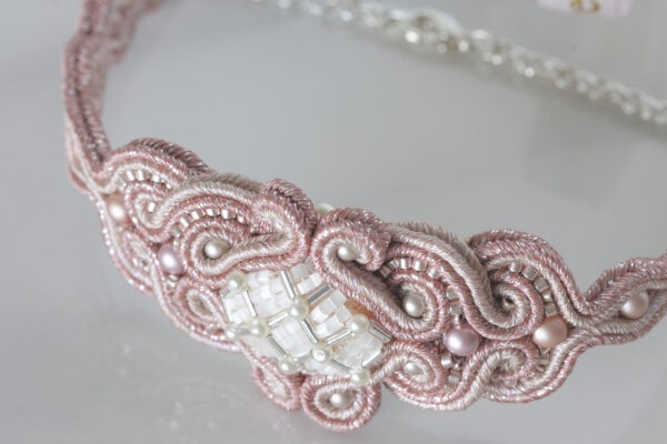 Bracelet Louise brodée avec des perles et de la tresse soutache