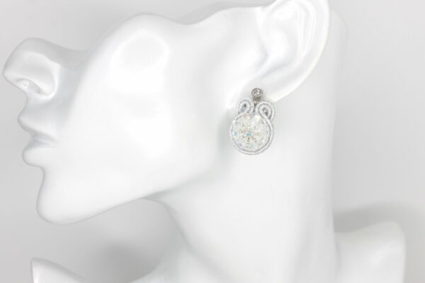 Boucles d'oreilles Florence brodées avec des cristaux et tresse soutache