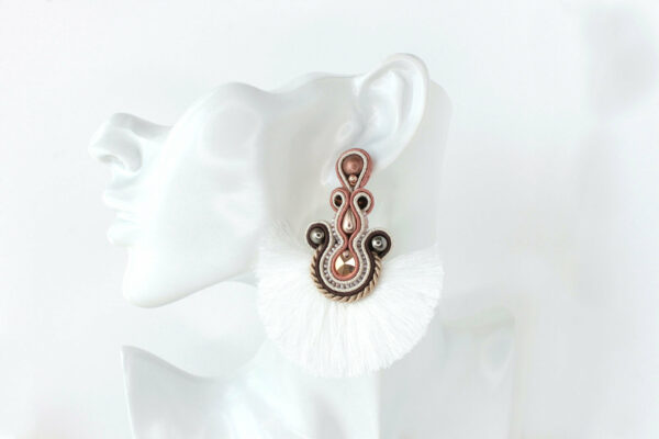 Boucles d'oreilles Haizea brodées avec des perles, cristaux Swarovski, tresse soutache et pompoms éventail