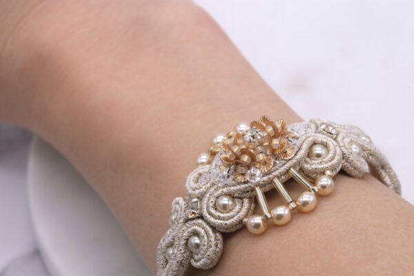 Bracelet Giulia brodé avec des perles, paillettes soleil, cristaux Swarovski et tresse soutache
