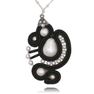 Collar Alessandra blanco y negro bordado con perlas
