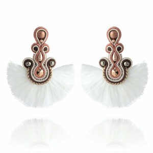 Boucles d'oreilles Haizea brodées avec des perles, cristaux Swarovski, tresse soutache et pompoms éventail